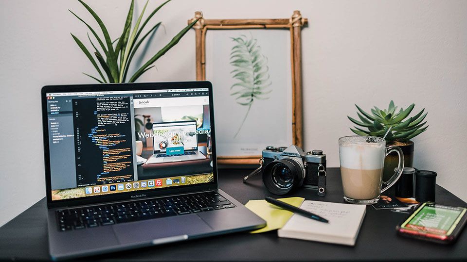 Bureau met een laptop